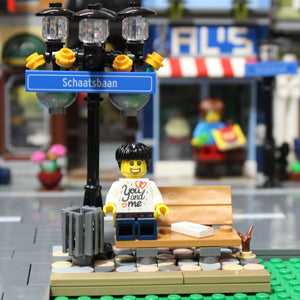 Lantaarnpaal Zwart met Bankje en Bloemen - Blauw Bordje