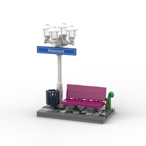 Weißer Laternenpfahl mit Bank - Blaues Schild