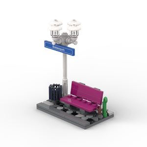 Weißer Laternenpfahl mit Bank - Blaues Schild