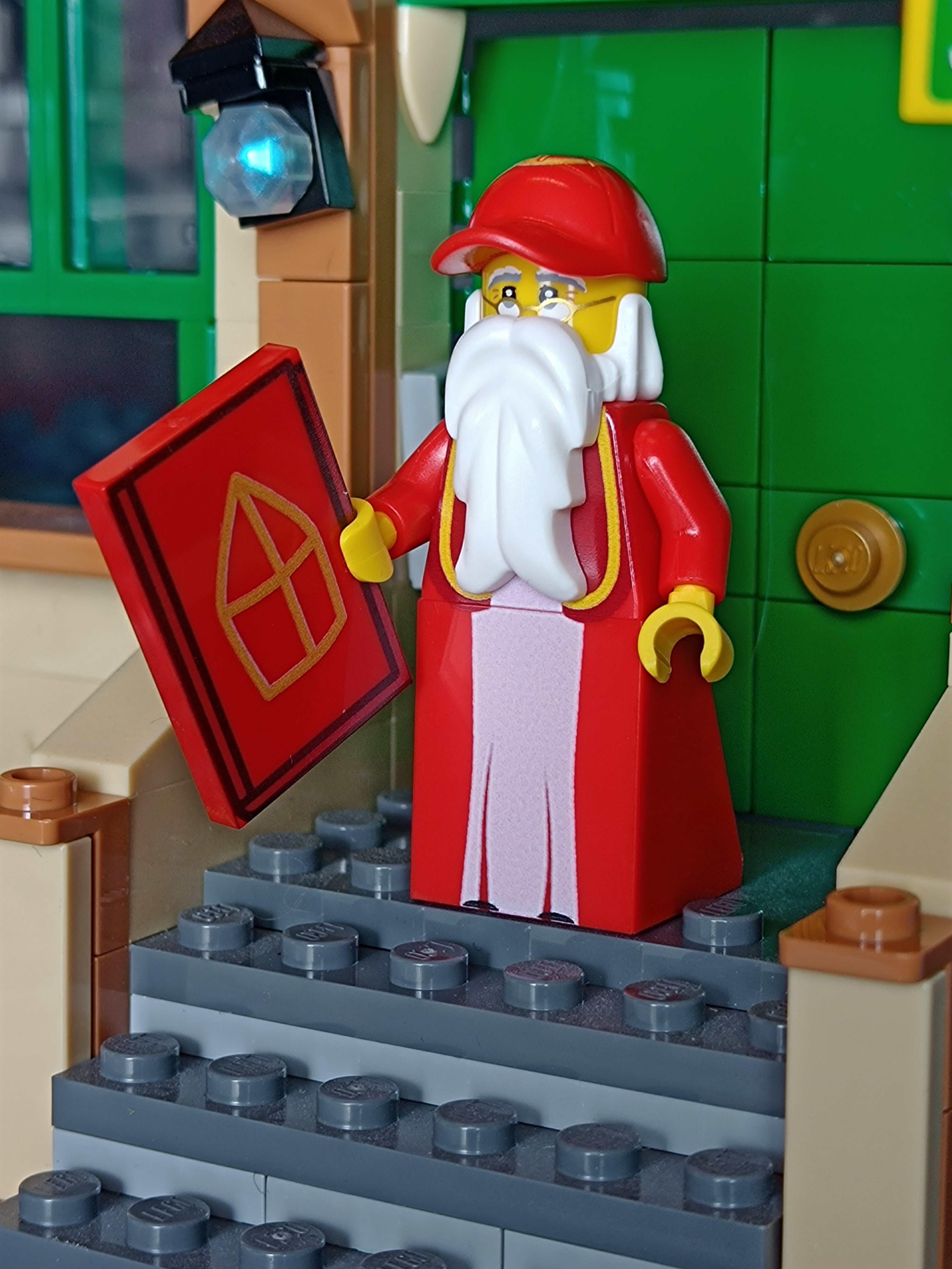 Sinterklaas werkmijter en het grote boek geprint op LEGO onderdelen
